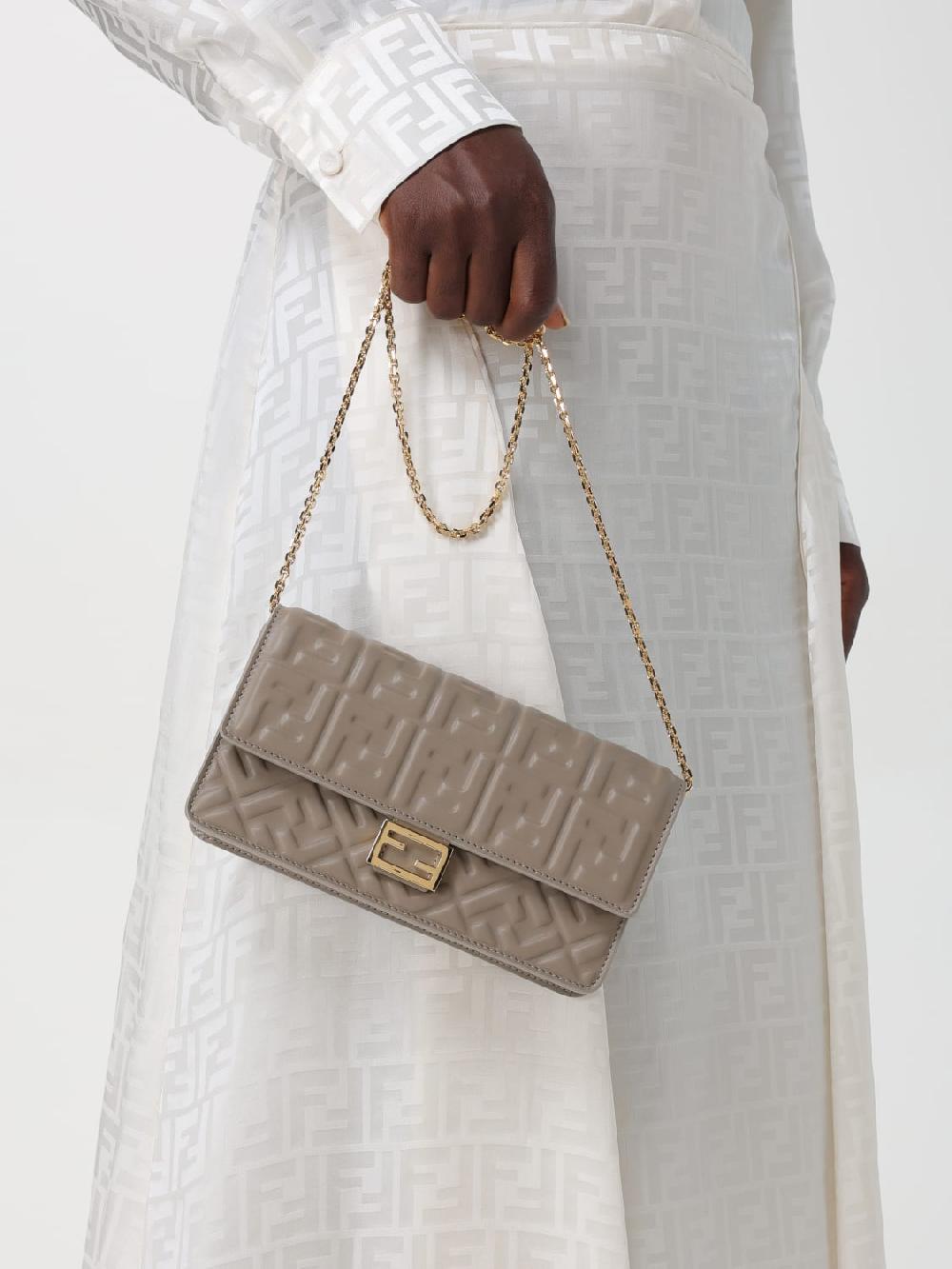 Giglio Borsa wallet Fendi in nappa con monogram FF all over Acquista Ora